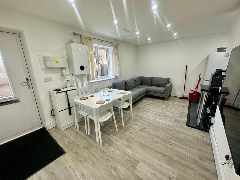 2 Bedroom House,Brownhillrd Se6 ロンドン エクステリア 写真