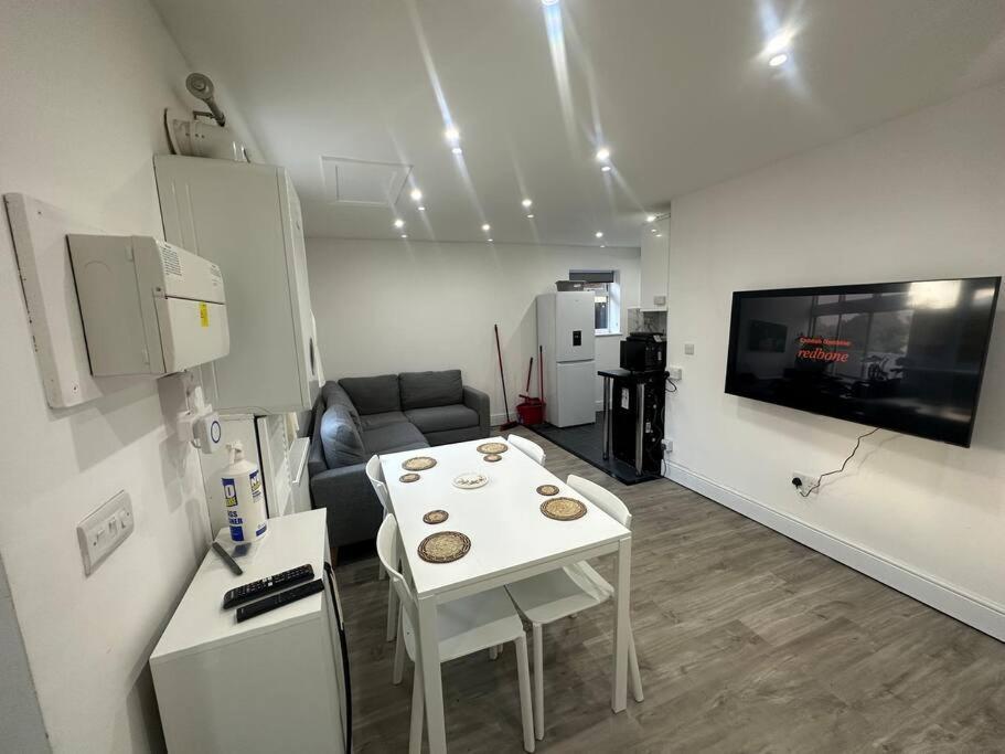 2 Bedroom House,Brownhillrd Se6 ロンドン エクステリア 写真